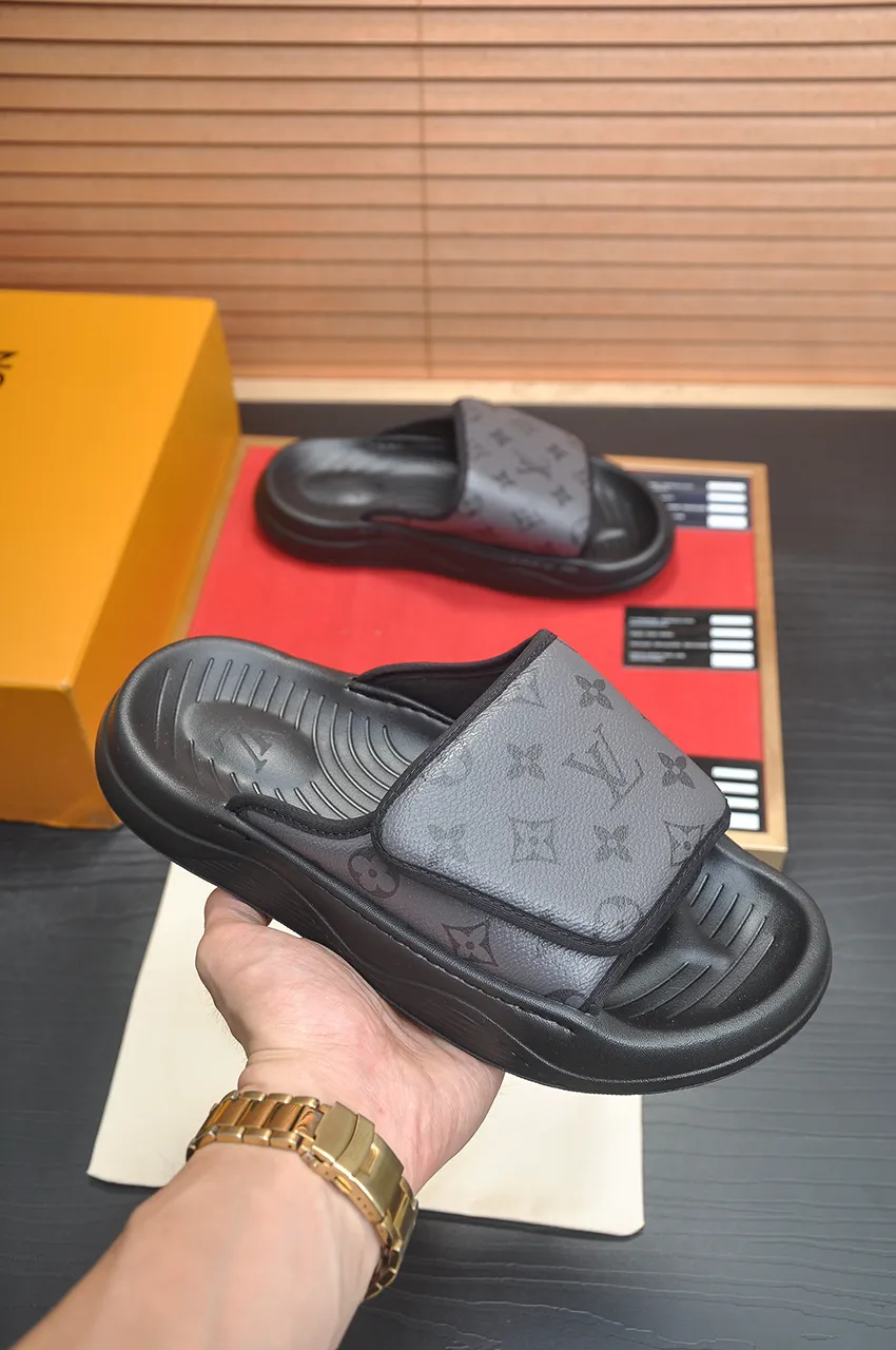 Men's men's shoes 💰340💶 [Louis Vuitton LV slippers] (high-end cowhide) counter 1:1 fashion style, a must-have for summer! The designer used LV’s iconic outsole. The original simple slippers instantly become fashionable! The upper is made of flexible special cowhide leather straps alternately, and the workmanship is exquisite! A must-have for stylish men in summer, size 38-45 (45 customized)
